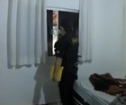 Político foge 
de pijama após desvio milionário (Rede Globo)