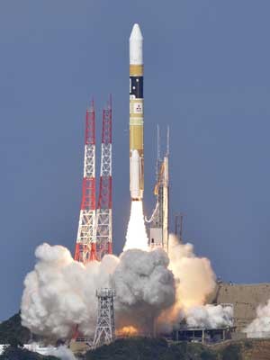 Foguete decola carregando satélite meteorológico japonês. (Foto: Kyodo News / Via AP Photo)