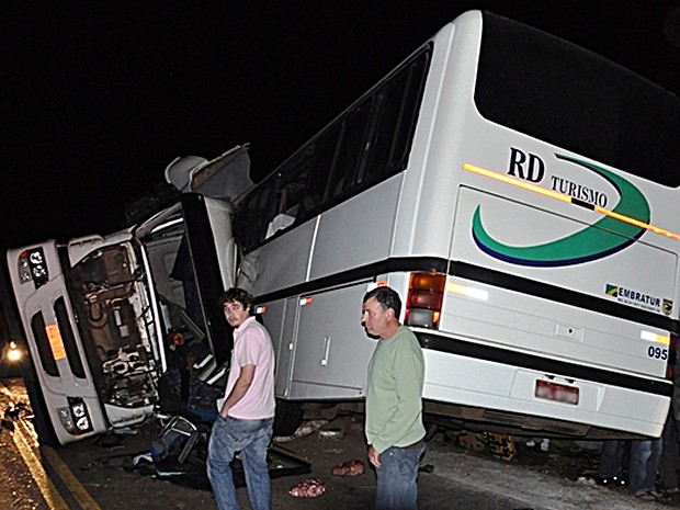 Acidente em Sarandi, RS, entre ônibus e carreta deixa mortos (Foto: Joel de Brito, divulgação/Diário RS)