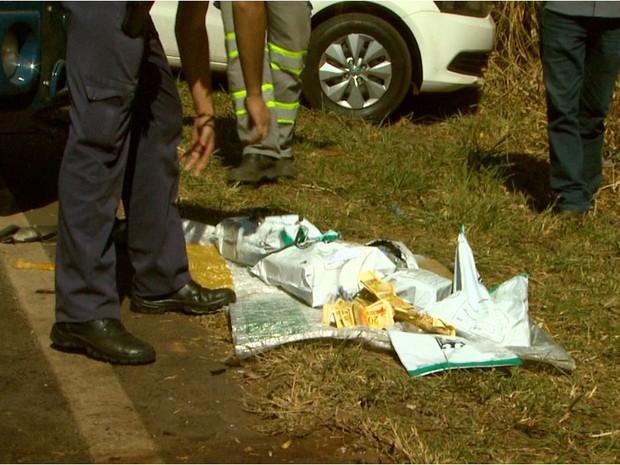 O dinheiro de um dos dois cofres do carro-forte foi levado pelos assaltantes (Foto: Reprodução/EPTV)