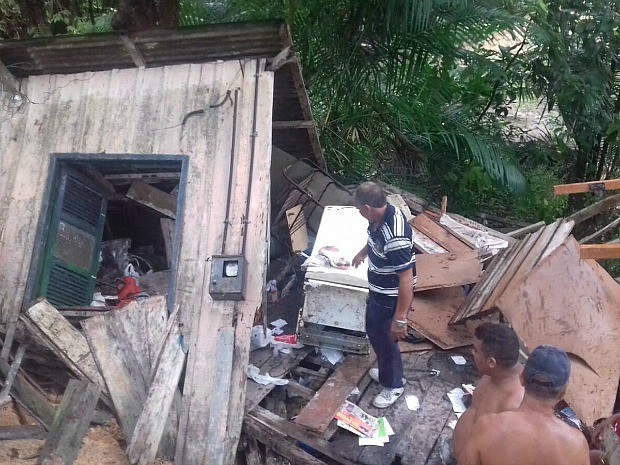 Segundo Corpo de Bombeiros, casa ficava em área de risco (Foto: Divulgação/Corpo de Bombeiros)