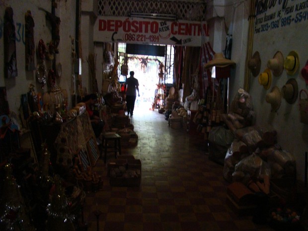 Escuridão 'assusta' visitantes no Mercado Central de Teresina que teve a energia cortada (Foto: Gil Oliveira/ G1)