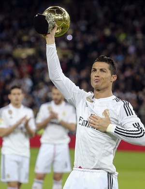 Cristiano Ronaldo mostra a bola de ouro (Foto: EFE) Cristiano Ronaldo mostra a bola de ouro (Foto: EFE)