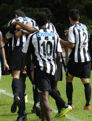 Jogadores do Araxá comemoram gol da virada (Foto: Felipe Santos/GLOBOESPORTE.COM)