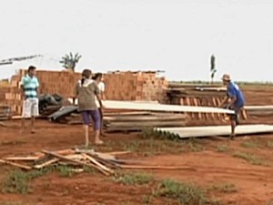 Famílias retiradas de Marãiwatsédé são remanejadas para loteamentos na região (Foto: Reprodução/TVCA)