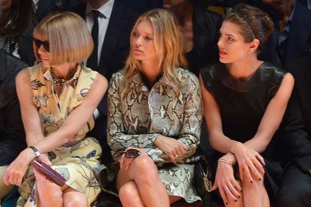 Anna Wintour, Kate Moss e Charlotte Casiraghi no desfile da Gucci (Foto: AFP)