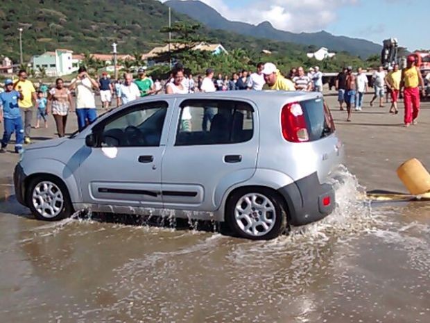 Veículo foi removido do mar com auxílio de guincho (Foto: Edilson Almeira / Arquivo Pessoal)
