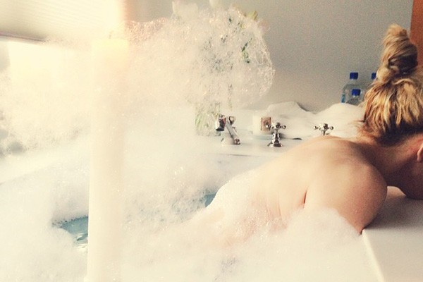Nem a diva das divas conseguiu escapar à mania das fotos no banho. Madonna publicou uma foto relaxando na banheira após um longo dia de trabalho. Merecido! (Foto: Reprodução/Instagram)