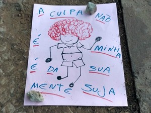 Cartazes foram espalhados pela praça contra a cultura do estupro (Foto: Lislaine dos Anjos/G1)
