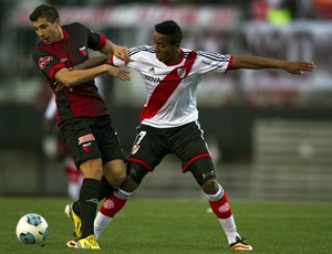  Lucas Mugni e Carlos Carbonero, River Plate x Colon (Foto: AFP)