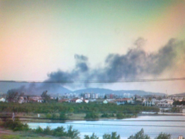 Incêndio Casa e Vídeo em Cabo Frio - foto tirada do bairro Fonseca, quase limite com São Pedro da Aldeia (Foto: Everson Dias)