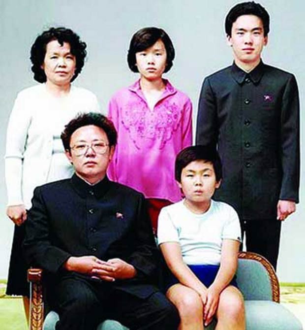 Foto não datada mostra o ditador da Coreia do Norte, Kim Jong-un (dir.), ainda criança sentado ao lado do pai, Kim Jong-il, que então ocupava o poder. Na fileira de trás, a quarta esposa de Jong-il, Kim Ok, a irmã dela, Kim Kyong-hui, e o marido de Kyong-hui, Jang Song-Thaek (Foto: AFP/EyePress News/Arquivo)