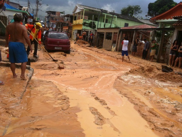 Rua Marcos Areosa ficou tomada por lama com o rompimento da adutora na Zona Oeste de Manaus (Foto: Girlene Medeiros /G1 AM)