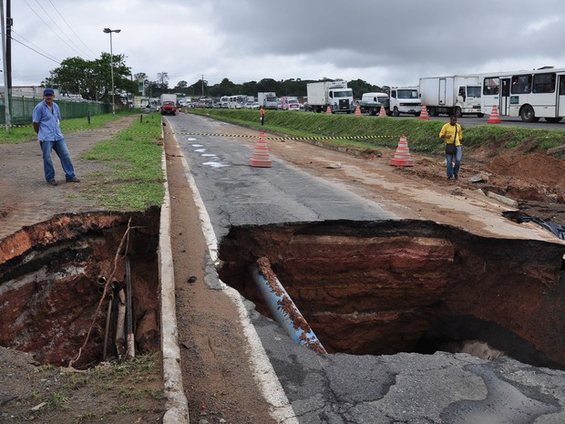 Chuva forte parte asfalto em trecho da rodovia BR-324, na região metropolitana de Salvador. (Foto:  Mauro Akin Nassor/BAPRESS/Estadão Conteúdo)