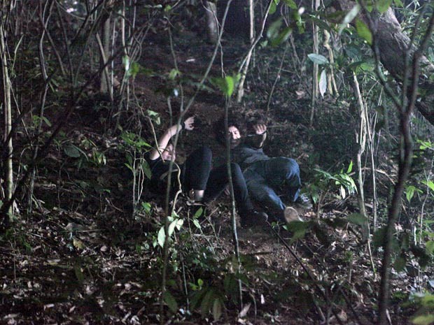 Casal se joga para conseguir se esconder de bandidos (Foto: Malhação / TV Globo)