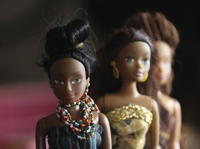 Nigeriano Cria Bonecas Negras Contra Preconceito E Supera Venda De Barbie Mundo G1