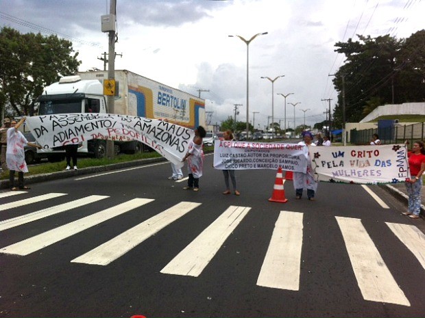 Manifestantes carregavam faixas com mensagens cobrando a instauração da CPI (Foto: Adneison Severiano/G1 AM)