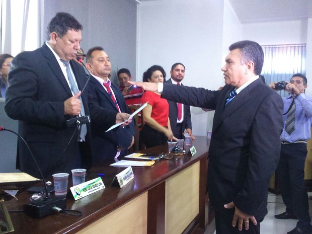 Ednaldo Lima presta juramento na Câmara Municipal de Santa Inês (MA) (Foto: Hudson Braz / TV Mirante)