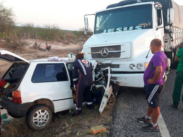 Acidente entre carro e caminhão matou idoso e bisneto de 8 meses (Foto: Divulgação/Polícia Militar)