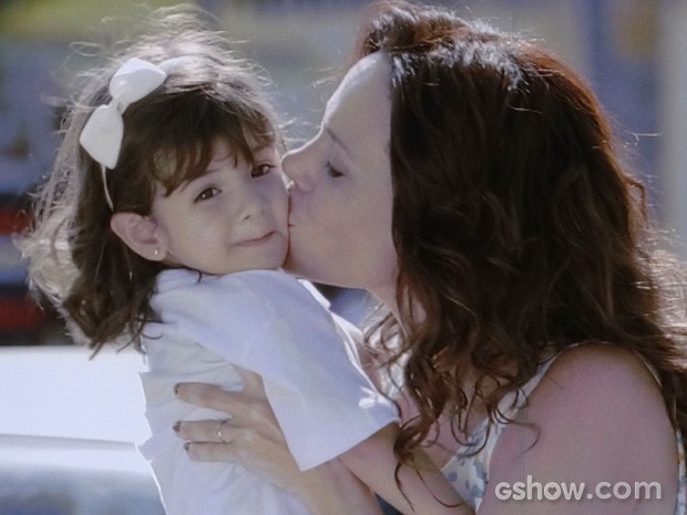 Juliana leva Bia para sua casa (Foto: Em Família / TV Globo)