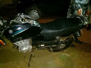 A polícia encontrou com dos suspeitos a moto usada no assalto (Foto: Divulgação/PM-TO)