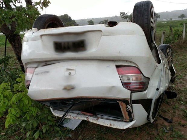 Carro capotado no oeste da Bahia (Foto: Edvaldo Braga/Blog Braga)