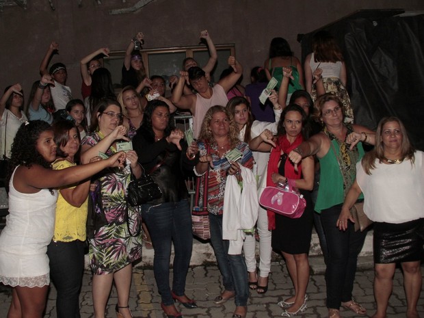 Fãs não conseguem assistir a show de Luan Santana no Rio (Foto: Isac Luz/ EGO)