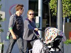 Anna Paquin e Stephen Moyer passeiam com gêmeos no domingo 