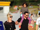 Hugh Jackman curte dia de praia com a família na Austrália