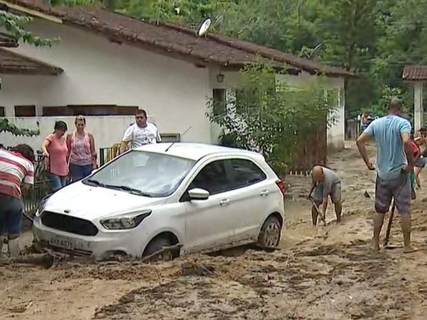 Lama invadiu as casas em Caraguá (Foto: Reprodução/TV Vanguarda) Lama invadiu as casas em Caraguá (Foto: Reprodução/TV Vanguarda)