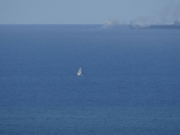 É possível ver a fumaça da embarcação que pegou fogo na manhã deste domingo (Foto: Ronald Walter Kusterer / Arquivo Pessoal)