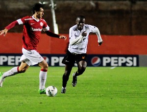 Rodrigo Dourado, volante do Inter (Foto: Alexandre Lops / Inter, DVG)