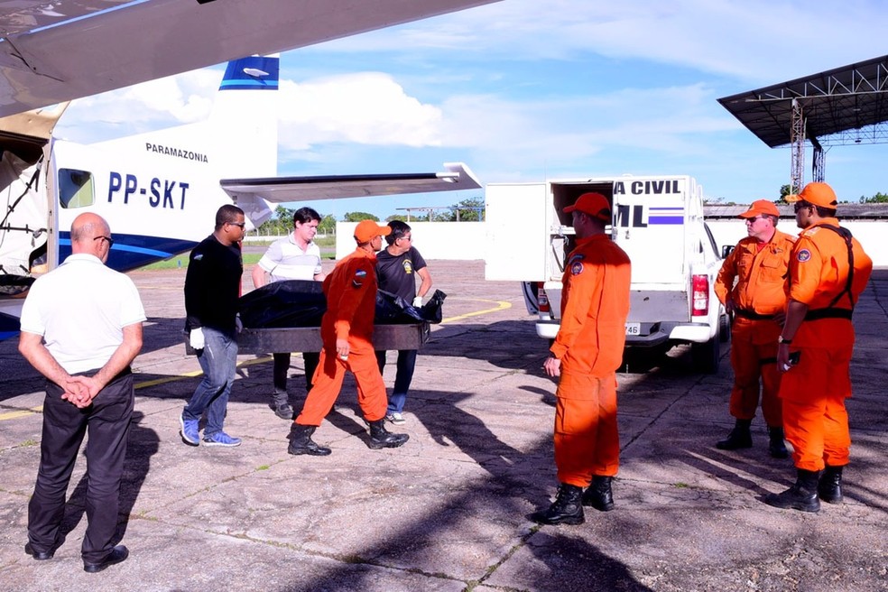 Corpo do piloto Alcides Rodrigues Pereira chegou de avião em Boa Vista na tarde de sábado (17) e levado para o IML (Foto: Divulgação/Secom)