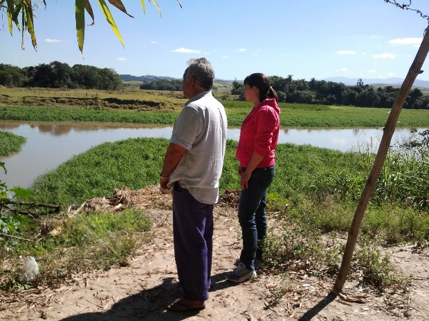 A ribeirinha Rita Henrique diz que, apesar de melhora, o rio ainda não tem muitos peixes (Foto: Suellen Fernandes/G1)