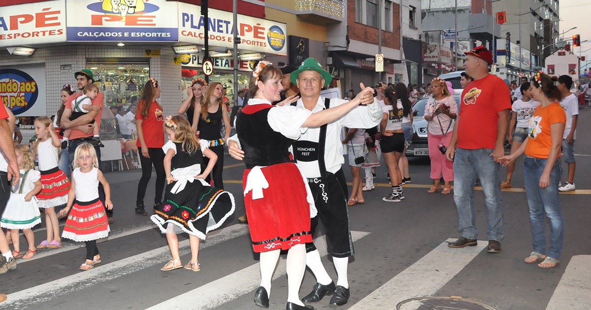 27ª München Fest abre inscrições para desfile de blocos, no Paraná - Globo.com
