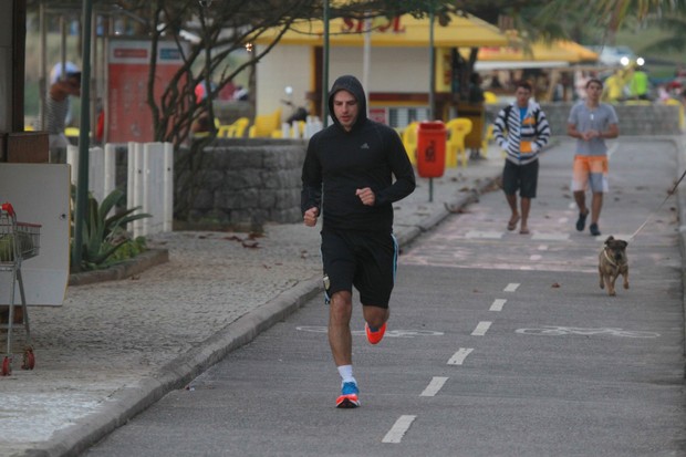Cássio Reis corre na orla (Foto: Dilson Silva / AgNews)