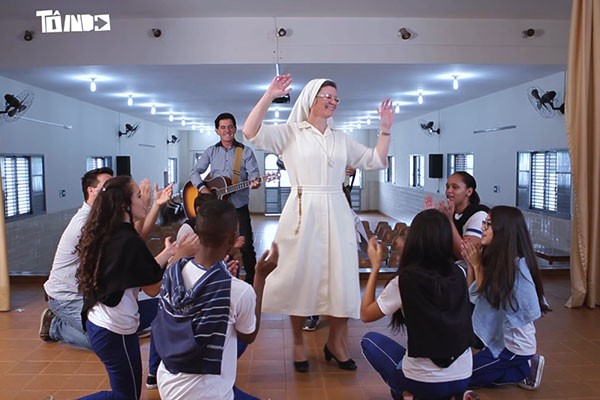 Irmã Lúcia adora dançar e frequenta academia todos os dias (Foto: Divulgação | Tô Indo)