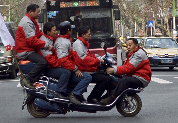 Quinteto se arriscou ao viajar na mesma motocicleta eltrica na China (Foto: Stinger/Reuters)