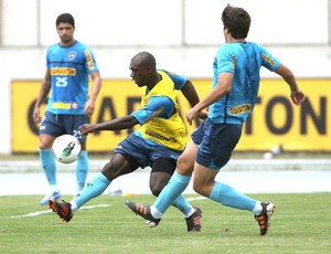 Seedorf, treino do Botafogo (Foto: Jorge William / Agência o Globo)