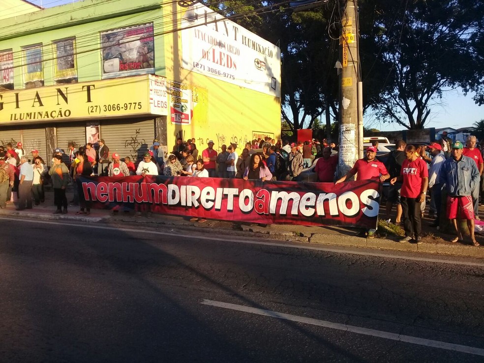 Manifestantes em Carapina, na Serra (Foto: Caíque Verli/ A Gazeta)