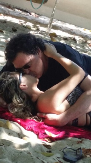 Walter Casagrande beija amiga (Foto: (Foto gentilmente cedida pela coluna Leo Dias do jornal O Dia))
