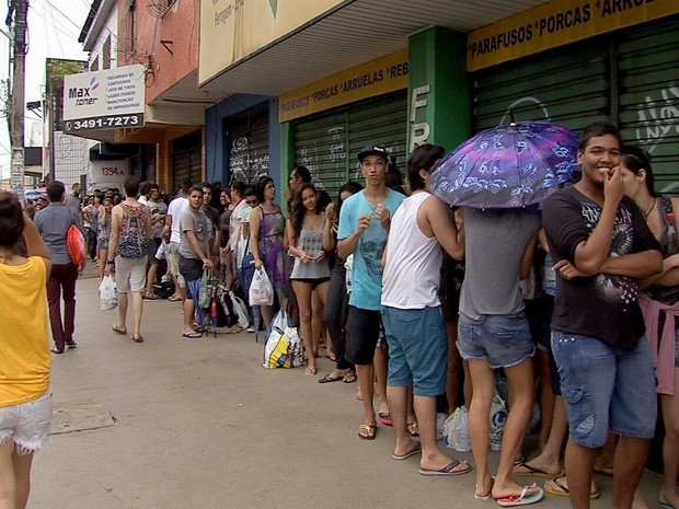 Do lado de fora do estúdio, dezenas de pessoas esperam pela tatuagem em troca de doação de leite (Foto: TV Verdes Mares/Reprodução)