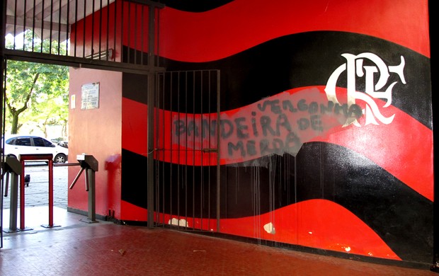 muro pichado flamengo gávea (Foto: Fábio Leme )