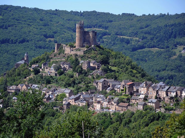 O Castelo de Najac, localizado no alto de uma rocha (Foto: Pascal Pavani/AFP)