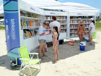 "Bibliopraias" estão na Praia Brava, em Caiobá, em Guaratuba e em Pontal do Paraná (Foto: Kraw Penas/SEEC)