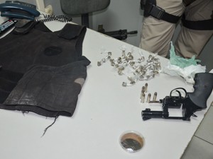 Com os supeitos a PM encontrou uma arma, munição, drogas e uma capa de colete (Foto: Walter Paparazzo/G1)