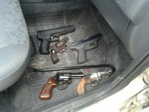 Foram apreendidos uma pistola, três revólveres e uma arma de brinquedo (Foto: Polícia Militar Itajaí/Divulgação)