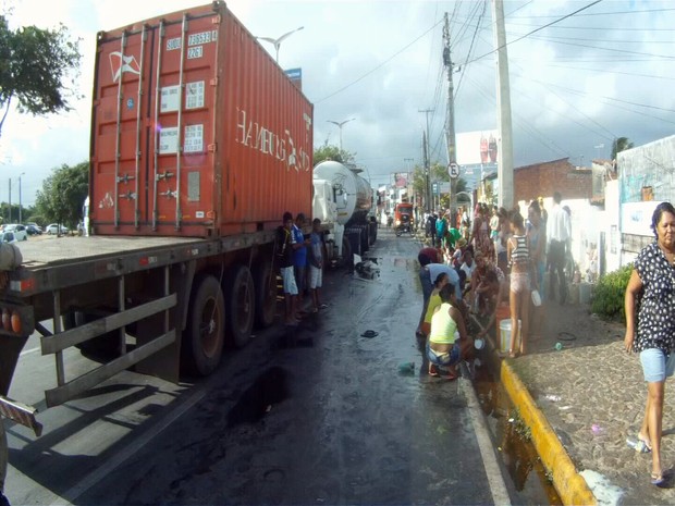 Acidente com duas carretas deixa o trânsito congestionado em Fortaleza (Foto: Narcélio Bezerra/TV Verdes Mares)