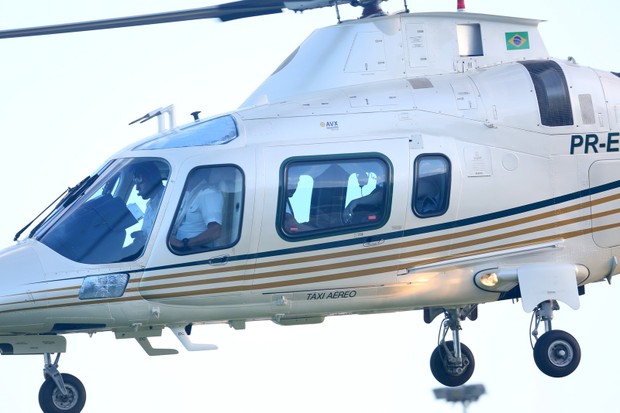 Thor Batista viajando de helicóptero (Foto: Gil Rodrigues/ FotoRio News)