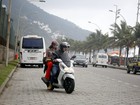 Casados, José Loreto e Débora Nascimento passeiam de moto no Rio